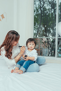 美丽的年轻姑娘和小女孩化妆时的美容童年女孩快乐母亲刷子妈妈女士化妆品父母乐趣图片