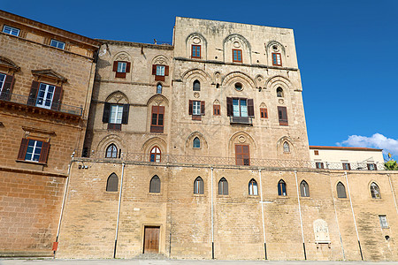 位于意大利西西里巴勒莫的著名历史宫殿宫宫综合建筑大楼也称为图片