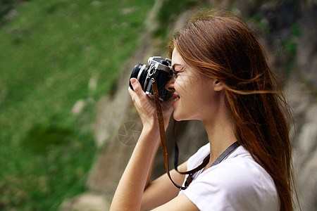 山上女摄影师户外旅行业余爱好图片