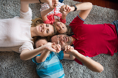 幸福的家庭躺在地上成人童年爸爸女性快乐妈妈孩子微笑女孩父亲图片