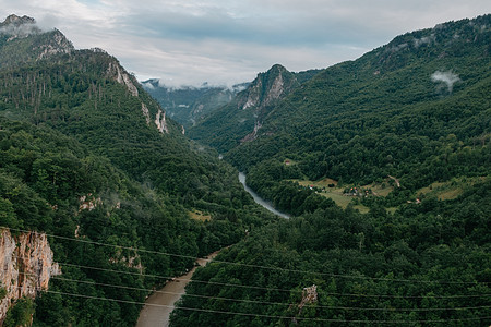 塔拉河 从黑山北部的桥上看 塔拉河峡谷 欧洲最深的峡谷 世界第二 黑山国蓝色曲线顶峰塔拉海岸植物环境爬坡岩石天空图片