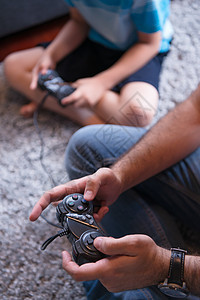 快乐家庭玩电子游戏游戏闲暇房间男生视频孩子竞赛乐趣技术娱乐图片