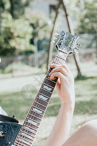 阳光明媚的日子和练习一个乐器概念 在巡演和自然界中复制空间音乐生活 笑声 在外出玩吉他的时候工作室旋律木头歌曲乐队岩石吉他手细绳图片