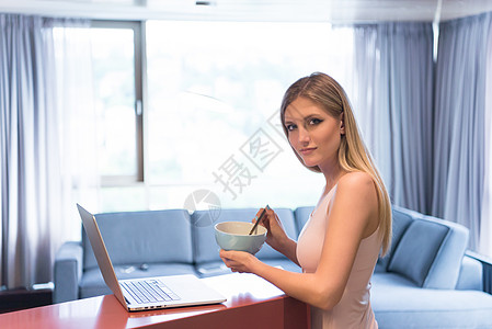 妇女吃早餐 享受放松的生活方式奢华沙发会议女性屏幕视频生活工作互联网幸福图片