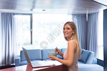 妇女吃早餐 享受放松的生活方式技术电脑奢华长椅笔记本屏幕沙发会议生活微笑图片
