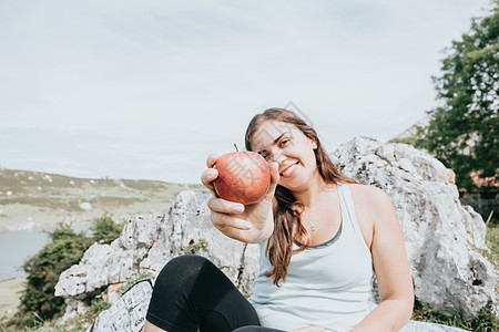 徒步旅行者在山上吃苹果 长途休息 远足活动 休闲和自然运动 在湖中的路线中休息 具有文本复制空间的健康生活方式幸福健康饮食孤独摄图片
