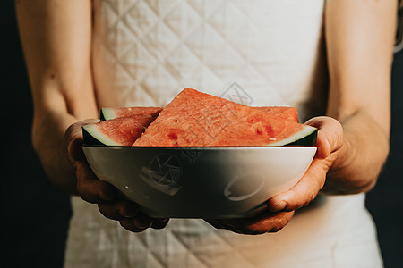 老女服务员在盘子 水果 健康生活 美食 地中海概念 复制空间 垂直图像 夏季饮食和清爽水果中提供并拿着西瓜叶子台面生活方式茶点香图片