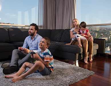 快乐家庭玩电子游戏成人视频妈妈控制器乐趣孩子母亲儿子父母技术图片