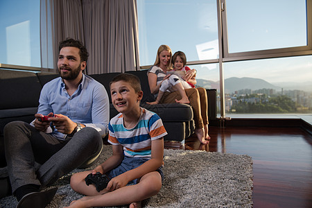 快乐家庭玩电子游戏男人父亲爸爸父母儿子游戏男生女士孩子妈妈图片