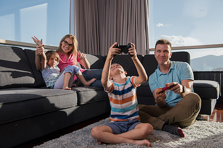 快乐家庭玩电子游戏男生男人闲暇父母成人手柄技术娱乐视频控制图片