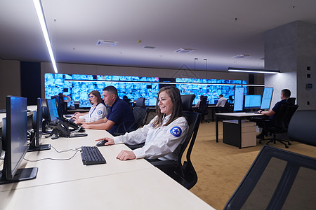 工作中的安全数据中心操作员小组屏幕数据女性监控活动控制室团体车站办公室运营商图片