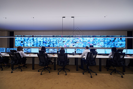 工作中的安全数据中心操作员小组监控控制室控制警卫监视团队房间车站电脑视频图片