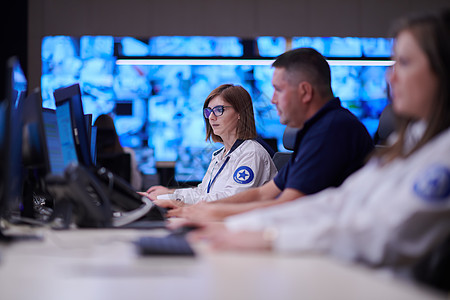 工作中的安全数据中心操作员小组监控中心服务监视器监视同事机构警卫车站软件图片