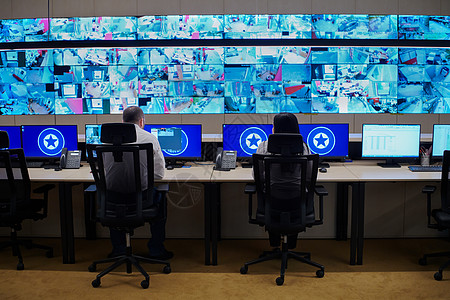 工作中的安全数据中心操作员小组展示房间控制室技术服务女性数据电脑技术员监督图片