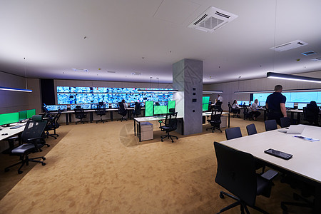 工作中的安全数据中心操作员小组屏幕车站视频控制室软件电脑服务中心警卫控制图片