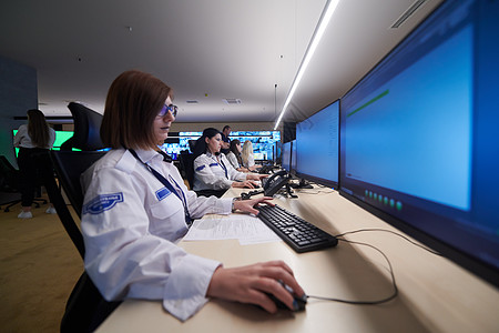 工作中的安全数据中心操作员小组活动控制室运营商机构数据软件屏幕技术电脑控制图片