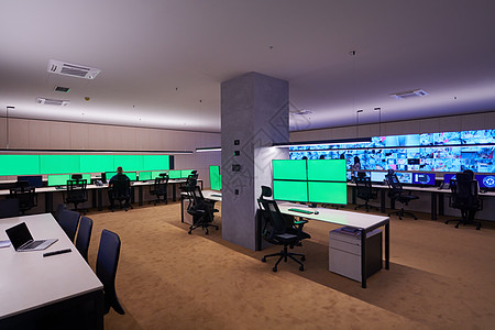 监控屏工作中的安全数据中心操作员小组运营商屏幕监控技术员活动办公室电脑车站监视器数据背景