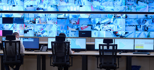 工作中的安全数据中心操作员小组警卫机构活动控制车站控制室电脑技术运营商房间图片