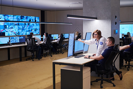工作中的安全数据中心操作员小组办公室技术员监视房间运营商软件控制服务活动长官图片