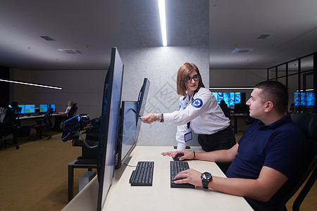 工作中的安全数据中心操作员小组团体监督长官电脑控制技术中心车站视频监视图片