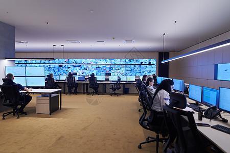 工作中的安全数据中心操作员小组监督屏幕控制控制室电脑中心展示服务同事监视器图片