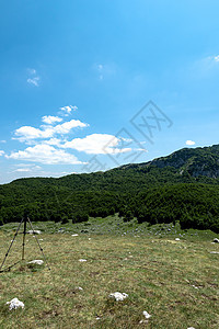 山地景观 与绿草和明亮的蓝天的山 田园诗般的全景 旅游概念 远足 在欧洲度假 在户外放松和冒险精神 自然生态天空旅行高山假期森林图片