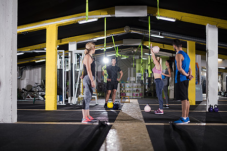 运动员用小叮当做运动成人肌肉锻炼健身房身体权重活动女性训练女孩图片