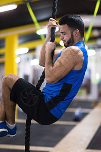 男人在攀爬绳索健身房健美体操运动员肌肉培训师力量运动运动装成人图片