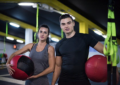 年轻运动员夫妇与医疗球队一起工作女孩培训师女性训练锻炼健身房重量身体男性运动装图片