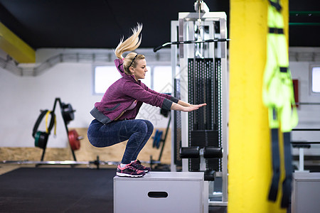 女职工在健身房里跳耐力活力盒子女性身体肌肉运动奉献精神火车图片