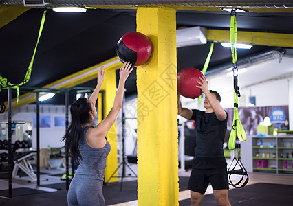 年轻运动员夫妇与医疗球队一起工作锻炼男人训练重量女孩培训师夫妻身体女士运动图片