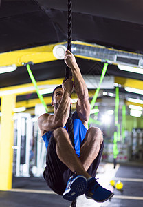 男人在攀爬绳索运动装男性健美健身房体操运动成人力量肌肉运动员图片