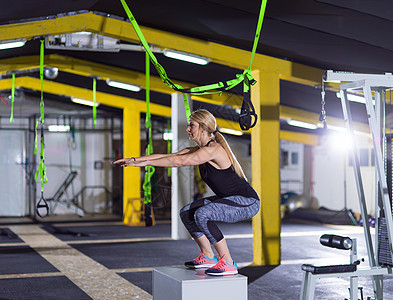 女职工在健身房里跳成人运动肌肉中心跳跃火车女性电路运动员耐力背景图片