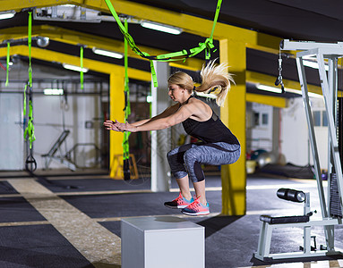 女职工在健身房里跳中心耐力盒子力量运动员女士成人运动电路奉献图片