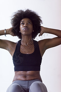 黑人女子在健身房坐着成人俱乐部身体运动员女性腹肌运动女士仰卧起坐力量图片