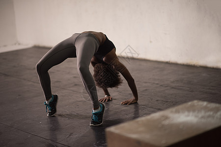 站在桥架上的黑人女子有氧运动运动员成人灵活性健身房力量体操肌肉女士女性图片