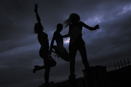 夜间在空气中跳跃的人群行动成人成功喜悦闲暇男生锻炼姿势团体城市图片
