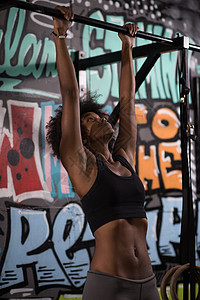 黑人妇女拉起 拉起健美腹肌女性身体运动员力量体操重量女孩训练图片