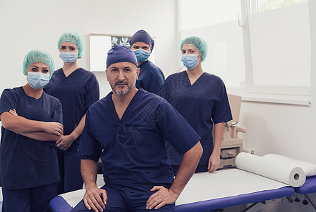 与他的多族裔团队合作的矫形大全医生外科口罩助手职员男性团体医师微笑骨科工作图片