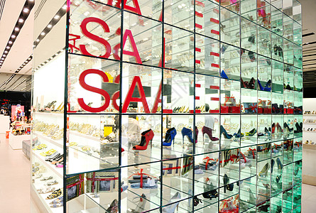 商店中的妇女鞋衣服销售镜子窗户架子购物中心市场蓝色玻璃女性图片