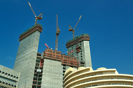 带有起重机的建筑工地进步天空建造项目建筑物公寓蓝色金属商业工程图片