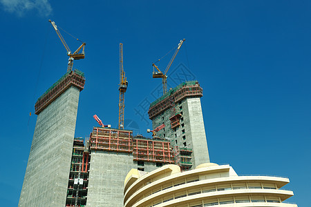 带有起重机的建筑工地商业进步项目财产蓝色金属城市公寓建筑物天空图片