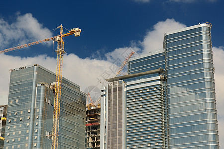 带有起重机的建筑工地财产商业水泥天空摩天大楼城市建造蓝色公寓项目图片