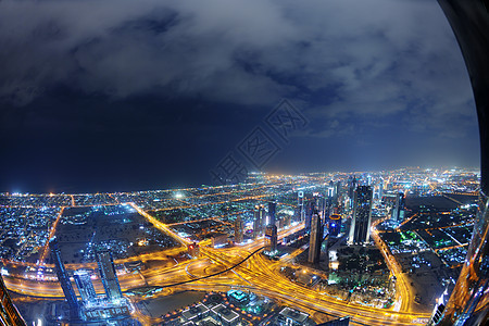 夜里迪拜市下城的全景建筑学窗户旅行商业公寓玻璃财产天际建造街道图片