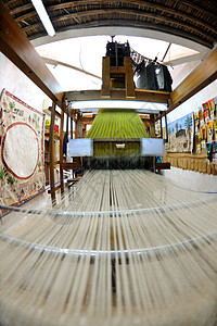 传统阿拉伯地毯的传统生产员工操作羊毛织机主食编织纤维衣服旋转制造业图片