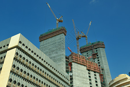 带有起重机的建筑工地城市项目公寓建筑物水泥蓝色框架进步摩天大楼建造图片