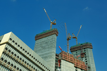 带有起重机的建筑工地天空办公室建造蓝色商业摩天大楼工作进步公寓水泥图片