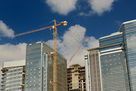 带有起重机的建筑工地建筑物蓝色城市工作项目天空进步办公室财产商业图片