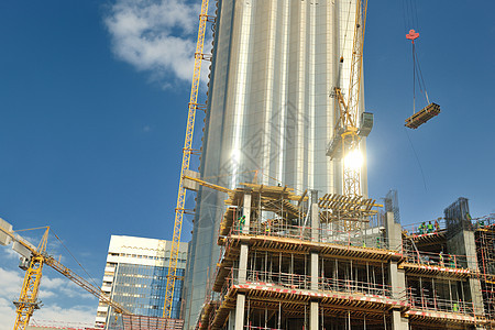 带有起重机的建筑工地天空项目商业城市摩天大楼公寓办公室财产进步水泥图片