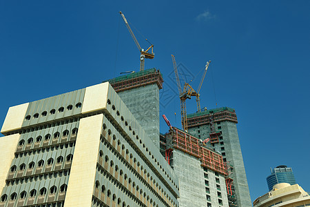 带有起重机的建筑工地办公室水泥金属建造项目财产框架商业城市公寓图片